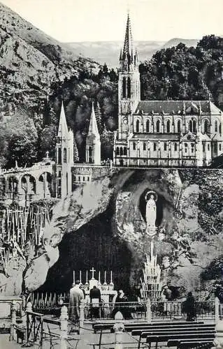 Postcard France Hautes Pyrénées > Lourdes religious scene