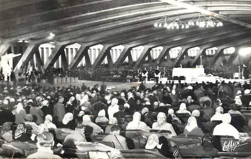 Postcard France Hautes Pyrénées > Lourdes malades assistant a la Messe