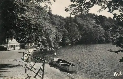 France postcard Auvergne Le Lac Pavin