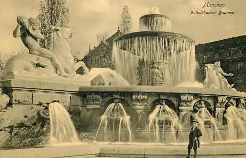 Germany postcard Munchen Wittelsbacher Brunnen fountain