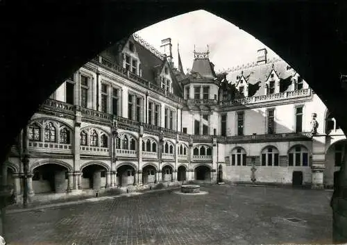 France Pierrefonds (Oise) - le Chateau Cour d'Honneur & l'Aile Ouest