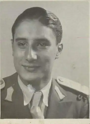 Military man portrait souvenir photo 5 x 6 cm galeries Lafayette studio Romania