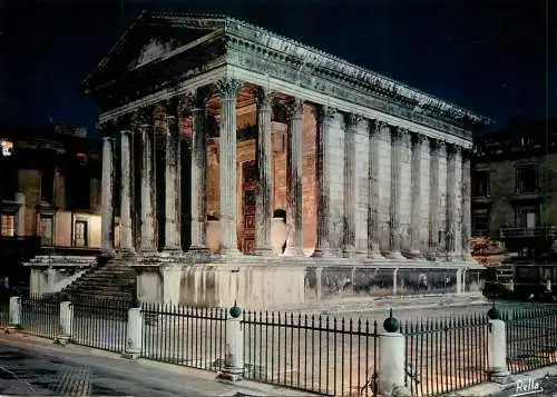 France Nimes La Maison Carree vue de nuit