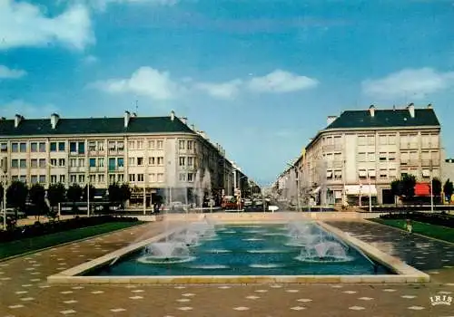 France Saint-Nazaire Le Jardin devant l'Hotel de Ville & l'Avenue de la Republique