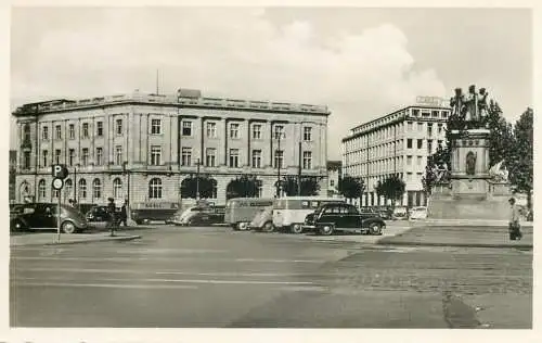 Germany Hesse Frankfurt a. Main Rossmarkt mit Gutenberg Denkmal alte Autos