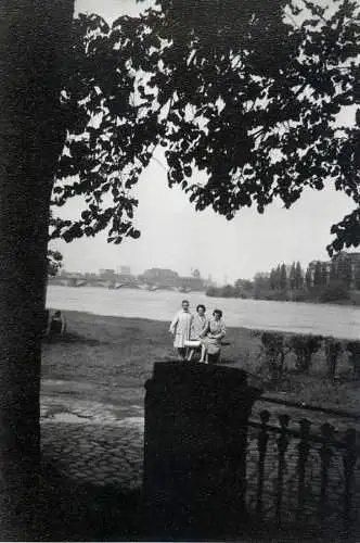 Germany scenic photo 9 x 12 cm 1965 Dresda group of friends