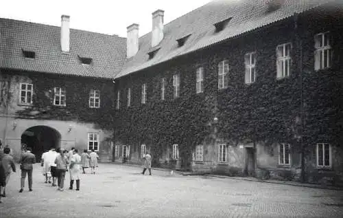 Photo 9 x 13 cm social history Czech Republic Prague 1965  courtyard