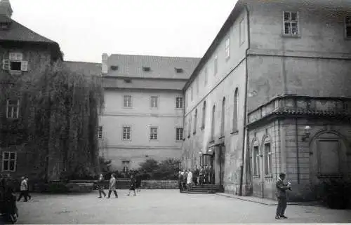 Photo 9 x 13 cm social history Czech Republic Prague 1965 monastery courtyard