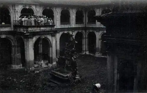 Photo 9 x 13 cm social history Czech Republic Prague 1965 Loreta monastery courtyard and statues
