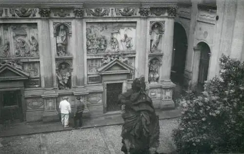 Photo 9 x 13 cm social history Czech Republic Prague 1965 Loreta monastery courtyard and statues