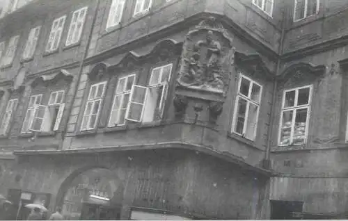 Photo 9 x 13 cm social history Czech Republic Prague 1965 castle bass relief facade