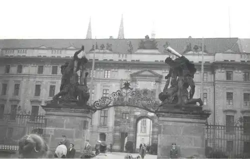 Photo 9 x 13 cm social history Czech Republic Prague 1965 castle main gates