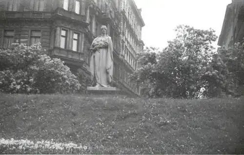 Photo 9 x 13 cm social history Czech Republic Prague 1965 statue