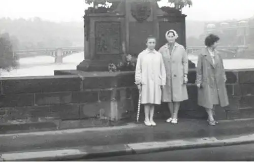 Photo 9 x 13 cm social history Czech Republic Prague 1965 monument and bridge