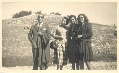 Social history photo 1956 elegant friends in nature