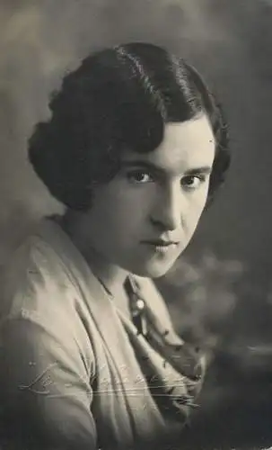 Social history photo elegant woman coiffure