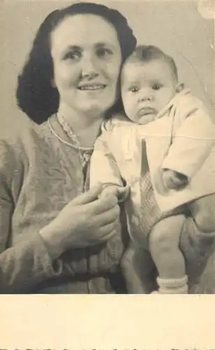 Social history photo mother and baby bebe