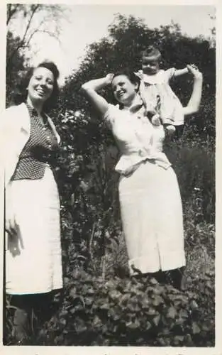 Social history photo 1940 ladies and baby bebe