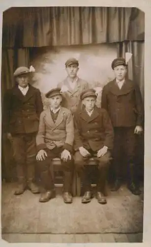 Social history photo elegant friends feathered hats