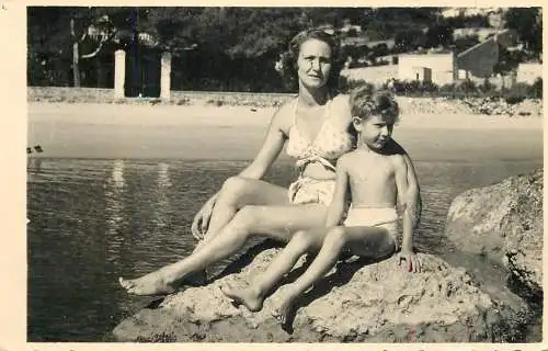 Social history photo Italy mother and child at the pool