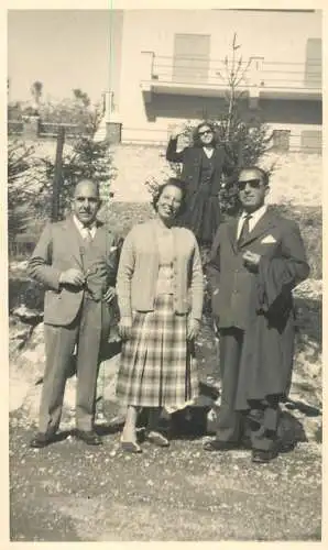 Social history photo 1956 friends in the park elegance