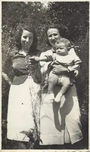 Social history photo women and baby bebe 1940