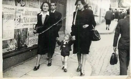 Social history photo elegant ladies and child