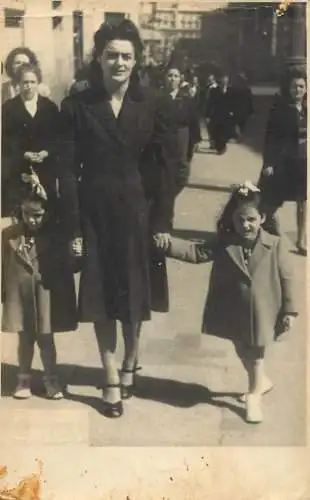 Social history photo mother and daughters