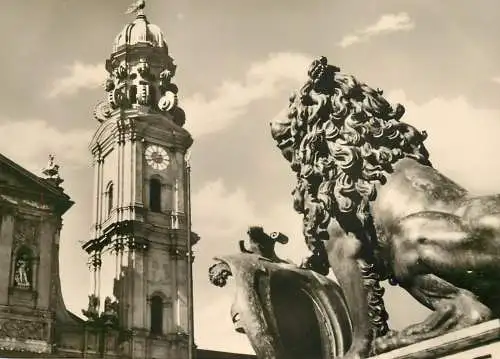 Germany Munchen Bayerischer Lowe vor der Residenz mit Theatinerkirche