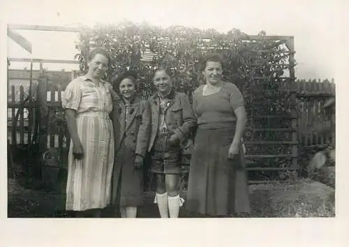 Social History mothers & daughters photo