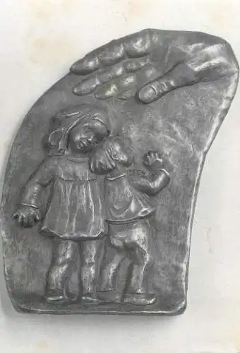 Childeren praying to the Lord sculpture detail view