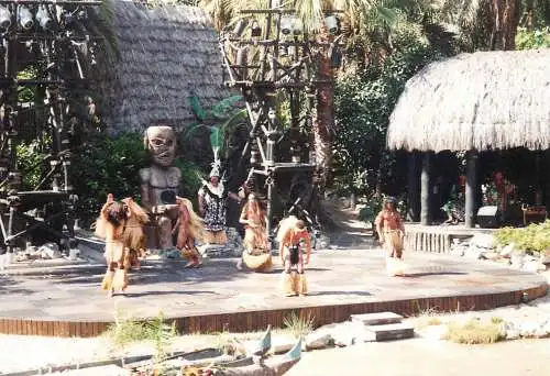 Oceania native warriors and statue place to identify