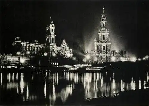Germany Dresden Altstadter Ufer bei Nacht