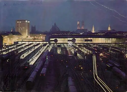 Germany Munchen Hauptbahnhof mit Blick zur Stadt