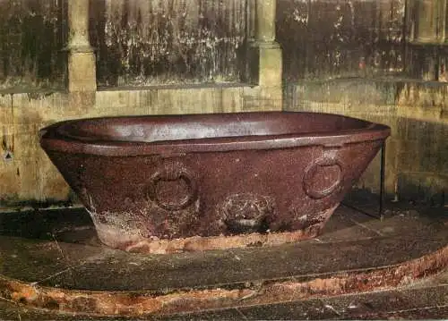 France Moselle > Metz cathedrale Saint Etienne baignoire romaine en porphyre