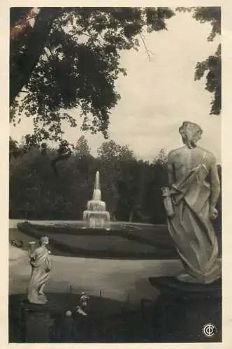 Russia fountain and palace gardens statue