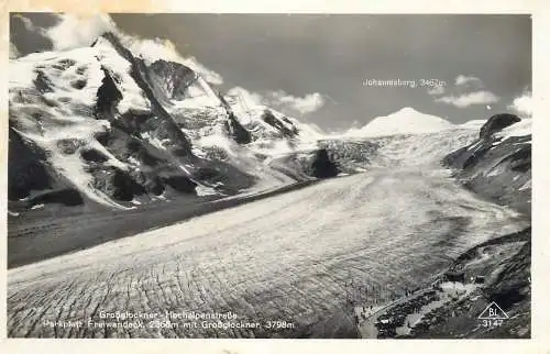 Austria Grossglockner Hochalpenstrasse Parkplatz Freiwandeck mit Grossglockner Johannisberg