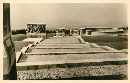 Germany Weimar Mahn u. Gedenkstatte Buchenwald Stelenweg mit Blick auf Ringgrab 1