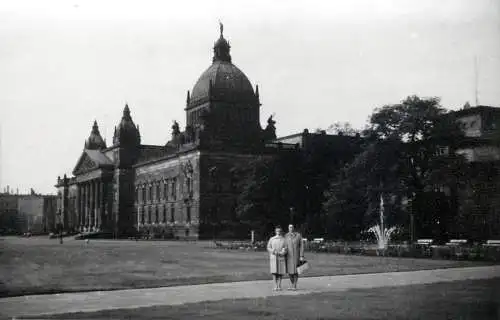 Allemagne foto city1965 Leipzig opera house and elegant ladies