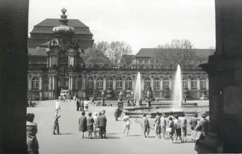 Allemagne foto city1965 Dresden palace grounds fountains tourist