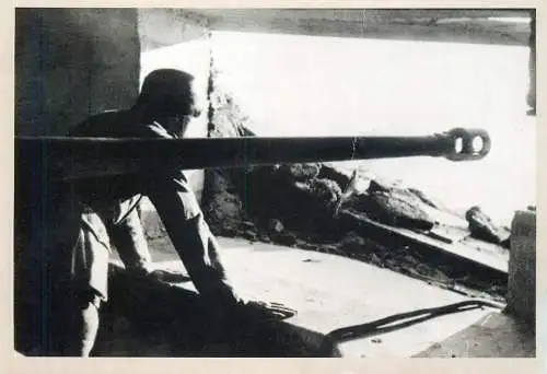 Photo Le Soir Un soldat allemand dans un bunker du mur de l'Atlantique a la fin de la Seconde Guerre Mondiale carte 80