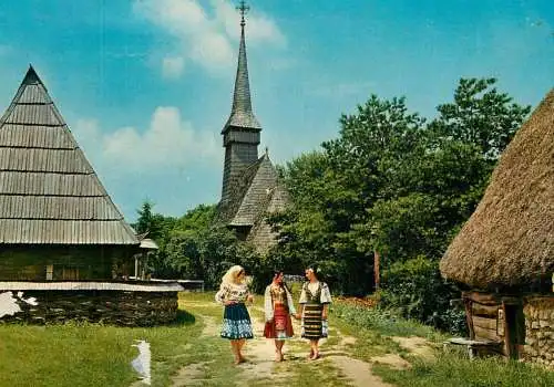 Romania Bucuresti Muzeul Satului femei in port popular