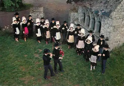 Folklore and traditions costumes folk types scenes Bretagne sonneurs et danseurs costumes de la Cornouaille