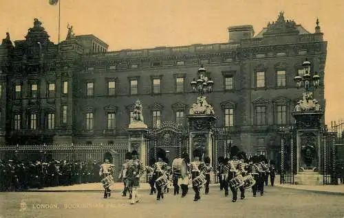 UK England London Buckingham Palace parade