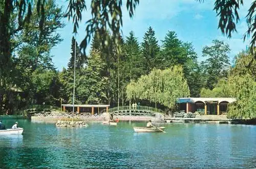 Romania Ramnicu Valcea cu barca pe lac vedere din parc