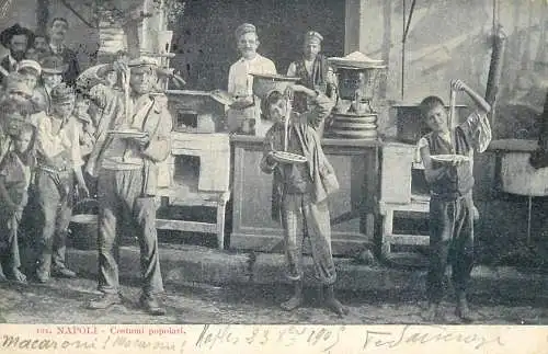 Italia mangia maccheroni Napoli pasta spaghetti food sellers Naples Italy