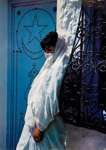 Culture & ethnicity Hammamet Fatma devant sa porte