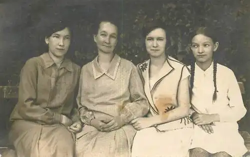 Real photo mother, daughter and granddaughters family picture