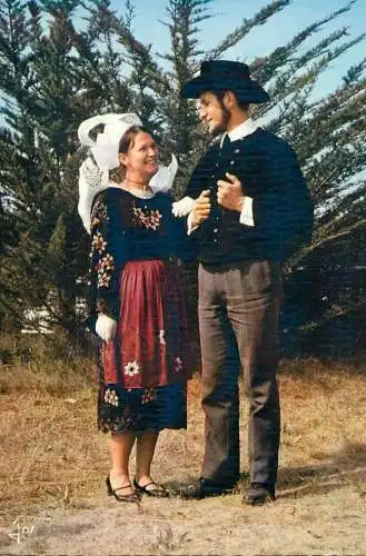 Folklore de France traditions costumes Bretagne Pont Aven et Scaer