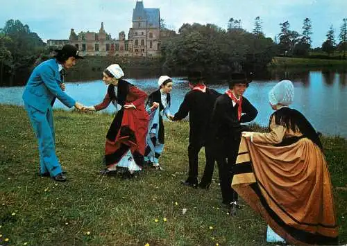 Folklore de France traditions costumes ;a Vendee Les Joyeux Vendeens